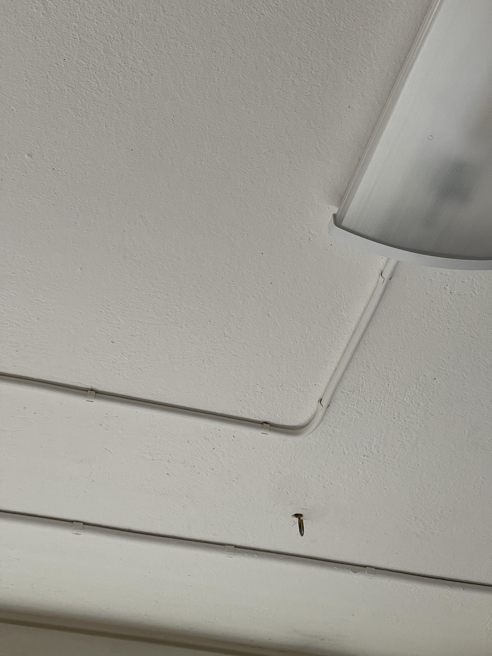Spikad kabel i tak